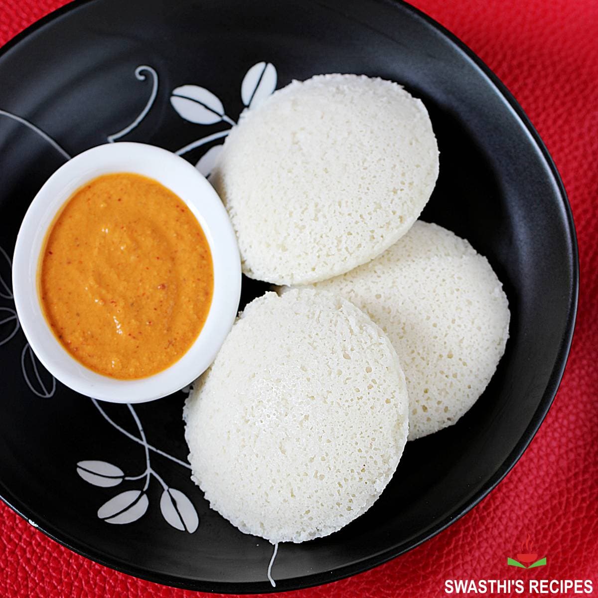 Steamed idlis with chutney
