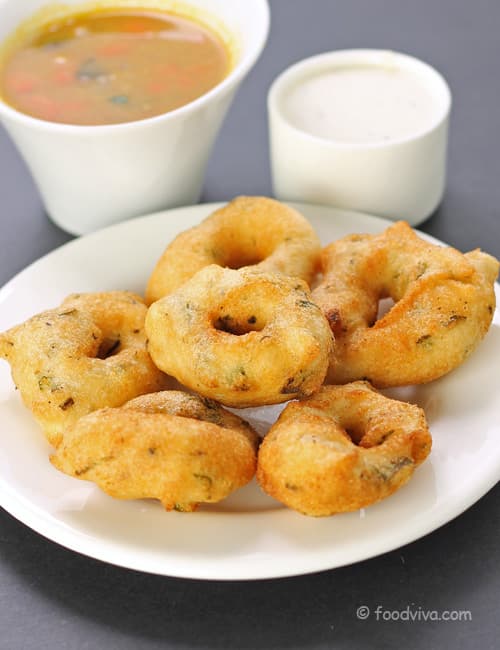 Medu vada with coconut chutney